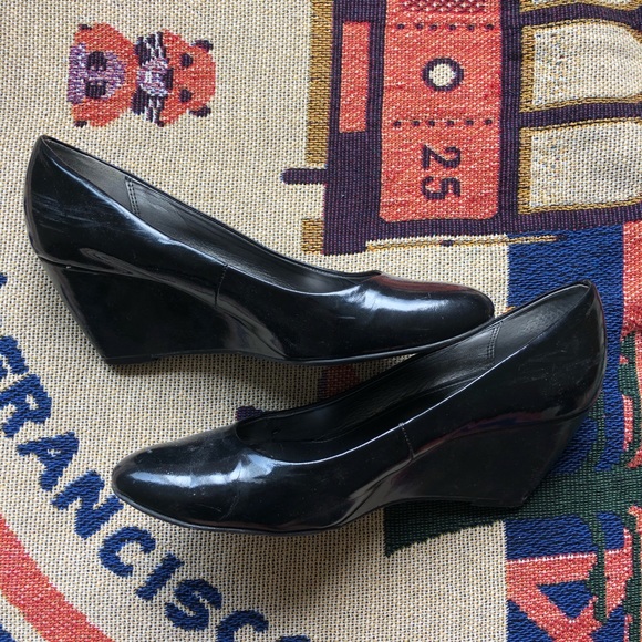 Round Toe Patent Heels - Picture 1 of 4